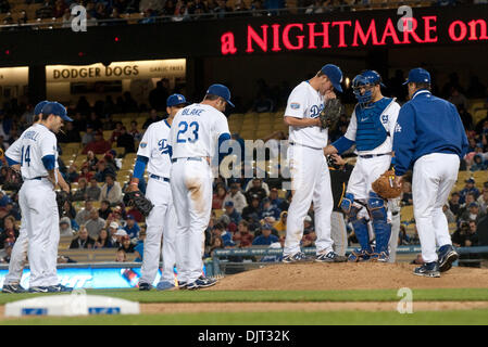 Avril 29, 2010 - Los Angeles, Californie, États-Unis - 29 Avril 2010 : Dodger manager Joe Torre (R) chefs de la butte de Clayton Kershaw (22-C) après il avait dressé à la septième manche tout en allouant deux points mais l'enregistrement de la perte. Les Pirates de Pittsburgh défait les Dodgers de Los Angeles, 2-0, au Dodger Stadium à Los Angeles, Californie. Crédit obligatoire . : Andrew Fielding / Southcr Banque D'Images