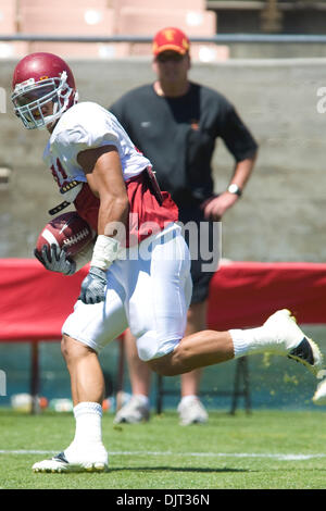 01 mai 2010 - Los Angeles, Californie, États-Unis - 1 mai 2010 : FB Havili Stanley (31) sprints pour l'un de ses trois touchés au cours du printemps de l'USC Trojan Huddle jeu au Los Angeles Memorial Coliseum de Los Angeles, Californie. L'infraction (blanc) battre la défense nationale (le cardinal rouge), par la marque de 54-30 dans le cadre d'un système de pointage modifié..Crédit obligatoire : Andrew / Southcreek Global (CRE Banque D'Images