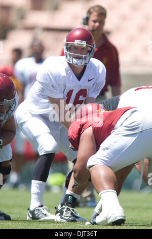 01 mai 2010 - Los Angeles, Californie, États-Unis - 1 mai 2010 : QB Mitch Mustain (16) prend un jeu comme entraîneur-chef Lane Kiffin regarde de derrière la pièce pendant l'USC Trojan jeu printemps Huddle au Los Angeles Memorial Coliseum de Los Angeles, Californie. L'infraction (blanc) battre la défense nationale (le cardinal rouge), par la marque de 54-30 dans le cadre d'un système de pointage modifié..Crédit obligatoire : Andre Banque D'Images