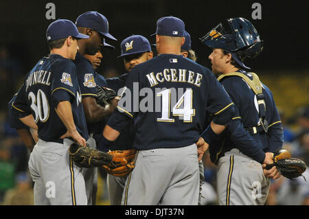 06 mai 2010 - Los Angeles, Californie, États-Unis - 06 mai 2010 : l'ensemble de l'infield Milwaukee Brewers et pitcher Latroy Hawkins conférer sur la butte avec les buts remplis en neuvième manche. Les Dodgers de Los Angeles a battu les Brewers de Milwaukee sur une Andre Ethier walkoff grand slam pour gagner 7-4, au Dodger Stadium à Los Angeles, Californie. Crédit obligatoire . : Andrew Fielding / Southcreek G Banque D'Images