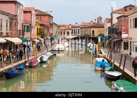 Bâtiments et bateaux amarrés au Rio del Vetrai, Murano, Venise, Italie Banque D'Images