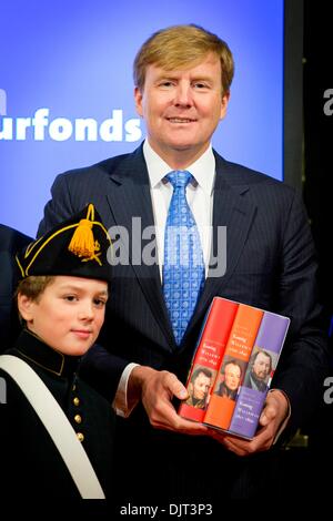 Amsterdam, Pays-Bas. 29 nov., 2013. Le roi Willem-Alexander des Pays-Bas reçoit la première série de biographies d'anciens rois Willem I, Willem II et Willem II a la Nieuwe Kerk à Amsterdam, Pays-Bas, 29 novembre 2013. Les livres sont écrits par Jeroen Koch (Willem I), Jeroen van Zanten (Willem II) et Dik van der Meulen (Willem III). Les livres sont publiés à l'occasion des célébrations des 200 ans Royaume des Pays-Bas le financement. Photo : Patrick van Katwijk Pays-bas ET FRANCE/dpa/Alamy Live News Banque D'Images