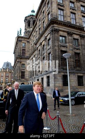 Amsterdam, Pays-Bas. 29 nov., 2013. Le roi Willem-Alexander des Pays-Bas (avant) arrive de recevoir la première série de biographies d'anciens rois Willem I, Willem II et Willem II a la Nieuwe Kerk à Amsterdam, Pays-Bas, 29 novembre 2013. Les livres sont écrits par Jeroen Koch (Willem I), Jeroen van Zanten (Willem II) et Dik van der Meulen (Willem III). Les livres sont publiés à l'occasion des célébrations des 200 ans Royaume des Pays-Bas le financement. Photo : Patrick van Katwijk Pays-bas ET FRANCE/dpa/Alamy Live News Banque D'Images