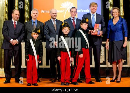 Amsterdam, Pays-Bas. 29 nov., 2013. Le roi Willem-Alexander des Pays-Bas reçoit la première série des biographies des anciens rois Willem I, Willem II et Willem II a la Nieuwe Kerk à Amsterdam, Pays-Bas, 29 novembre 2013. Les livres sont écrits par Jeroen Koch (Willem I), Jeroen van Zanten (Willem II) et Dik van der Meulen (Willem III). Les livres sont publiés à l'occasion des célébrations de 200 ans Royaume des Pays-Bas. Photo : Patrick van Katwijk - - FRANCE OUT/dpa/Alamy Live News Banque D'Images