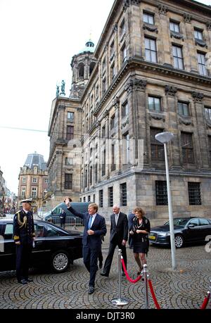 Amsterdam, Pays-Bas. 29 nov., 2013. Le roi Willem-Alexander des Pays-Bas (avant) arrive de recevoir la première série de biographies d'anciens rois Willem I, Willem II et Willem II a la Nieuwe Kerk à Amsterdam, Pays-Bas, 29 novembre 2013. Les livres sont écrits par Jeroen Koch (Willem I), Jeroen van Zanten (Willem II) et Dik van der Meulen (Willem III). Les livres sont publiés à l'occasion des célébrations des 200 ans Royaume des Pays-Bas le financement. Photo : Patrick van Katwijk Pays-bas ET FRANCE/dpa/Alamy Live News Banque D'Images