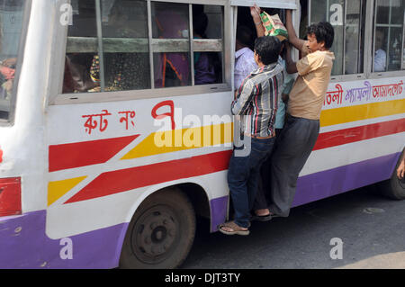 (131130) -- Paris, le 30 novembre 2013 (Xinhua) -- passagers squeeze dans un bus pendant 72 heures le trafic dans tout le pays de blocus à Dhaka, Bangladesh, le 30 novembre 2013. L'opposition au Bangladesh a appelé vendredi sur une autre série de non-stop à l'échelle nationale 72 heures du samedi au blocus accueil presse son exigence d'une non-partie gouvernement intérimaire pour superviser les élections nationales qui aura lieu le 5. (Xinhua/Shariful Islam) Banque D'Images