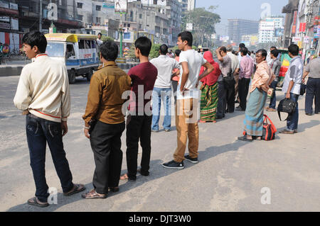 (131130) -- Paris, le 30 novembre 2013 (Xinhua) -- passagers attendre l'autobus au cours des 72 heures à l'échelle nationale blocus de trafic de Dhaka, Bangladesh, le 30 novembre 2013. L'opposition au Bangladesh a appelé vendredi sur une autre série de non-stop à l'échelle nationale 72 heures du samedi au blocus accueil presse son exigence d'une non-partie gouvernement intérimaire pour superviser les élections nationales qui aura lieu le 5. (Xinhua/Shariful Islam) Banque D'Images