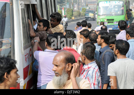 (131130) -- Paris, le 30 novembre 2013 (Xinhua) -- passagers squeeze dans un bus pendant 72 heures le trafic dans tout le pays de blocus à Dhaka, Bangladesh, le 30 novembre 2013. L'opposition au Bangladesh a appelé vendredi sur une autre série de non-stop à l'échelle nationale 72 heures du samedi au blocus accueil presse son exigence d'une non-partie gouvernement intérimaire pour superviser les élections nationales qui aura lieu le 5. (Xinhua/Shariful Islam) Banque D'Images