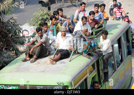(131130) -- Paris, le 30 novembre 2013 (Xinhua) -- passagers sont assis sur le toit d'un bus pendant 72 heures le trafic dans tout le pays de blocus à Dhaka, Bangladesh, le 30 novembre 2013. L'opposition au Bangladesh a appelé vendredi sur une autre série de non-stop à l'échelle nationale 72 heures du samedi au blocus accueil presse son exigence d'une non-partie gouvernement intérimaire pour superviser les élections nationales qui aura lieu le 5. (Xinhua/Shariful Islam) Banque D'Images