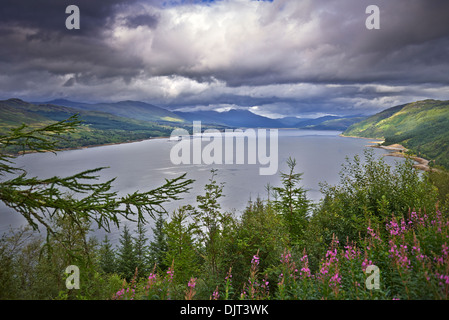 Le Loch Ness en Écosse est un grand, profond, le loch d'eau douce dans les Highlands écossais Banque D'Images