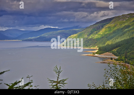 Le Loch Ness en Écosse est un grand, profond, le loch d'eau douce dans les Highlands écossais Banque D'Images