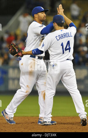 20 mai 2010 - Los Angeles, Californie, États-Unis - 20 mai 2010 : Le joueur de centre des Dodgers de Los Angeles Matt Kemp (27) et l'arrêt-court Jamey Carroll (14) célébrer la victoire des Dodgers. Les Dodgers de Los Angeles a vaincu les Padres de San Diego par la marque de 4-1, au Dodger Stadium à Los Angeles, en Californie..Crédit obligatoire : Andrew Fielding / Southcreek Global (Image Crédit : © Andrew Fielding/SO Banque D'Images