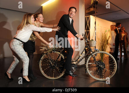 Munich, Allemagne. 29 nov., 2013. Acteurs Valerie Niehaus, Tanja Wedhorn et Oliver Mommsen posent avec un vélo au cours du traditionnel dîner de l'Avent à l'ARD (chaînes publiques allemandes) de Munich, Allemagne, 29 novembre 2013. Photo : Tobias HASE/dpa/Alamy Live News Banque D'Images
