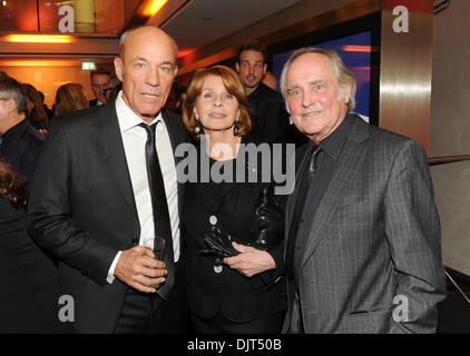 Munich, Allemagne. 29 nov., 2013. Acteur Heiner Lauterbach, Senta Berger et son mari, le cinéaste Michael Verhoeven stand lors de l'avent traditionnel dîner au public allemand ARD (diffuseurs) à Munich, Allemagne, 29 novembre 2013. Photo : Tobias HASE/dpa/Alamy Live News Banque D'Images