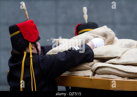 London UK. Le 30 novembre 2013. 70 sacs de terre de WW1 bataille en Belgique qui est arrivée à bord de la frégate de la Marine belge Louisa Marie sont transportés sur un affût de canon sur le terrain par la troupe Royal Horse Artillery qui vont aller sur une cérémonie de procession à travers Londres avant d'atteindre la caserne Wellington pour le Flanders Field Crédit : du souvenir amer ghazzal/Alamy Live News Banque D'Images