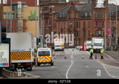 Glasgow, Ecosse, Royaume-Uni. 30Th Nov 2013. Hélicoptère de police s'enfonce dans le Clutha Vaults pub où 120 personnes ont été l'écoute d'un groupe. Paul Stewart/Alamy News Banque D'Images