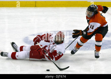 Le défenseur du Wisconsin Brendan Smith (# 7) essaie de frapper le palet loin de RIT avant Taylor McReynolds (# 11) en glissant sur la glace au cours de l'action de jeu. Le Wisconsin a défait RIT 8-1 dans la NCAA Division I Men's Hockey ''quatre congelés'' match de demi-finale joué au Ford Field de Detroit, Michigan. (Crédit Image : © Scott Grau/ZUMApress.com) Southcreek/mondial Banque D'Images