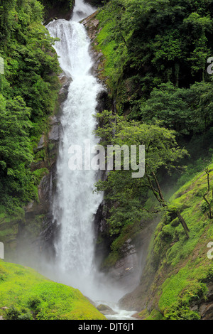 Bhote Kosi (Rongshar Tsangpo) Rivière, montagne cascade, Araniko Highway, Vallée de Katmandou, Népal Banque D'Images