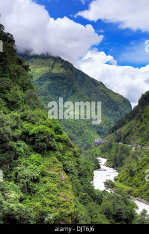 Bhote Kosi (Rongshar Tsangpo) Rivière, montagne cascade, Araniko Highway, Vallée de Katmandou, Népal Banque D'Images