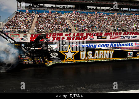 Avril 18, 2010 - Las Vegas, Nevada, États-Unis - 18 Avril 2010 : NHRA Top Fuel Tony Schumacher pilote de l'armée américaine pendant la SummitRacing.com NHRA dragster ressortissants étrangers détenus sur le Strip à Las Vegas Motor Speedway, Las Vegas, Nevada. (Crédit Image : © Matt Gdowski/ZUMApress.com) Southcreek/mondial Banque D'Images