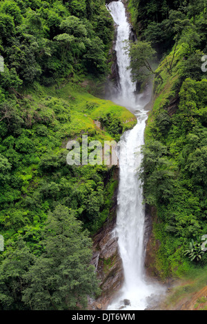 Bhote Kosi (Rongshar Tsangpo) Rivière, montagne cascade, Araniko Highway, Vallée de Katmandou, Népal Banque D'Images