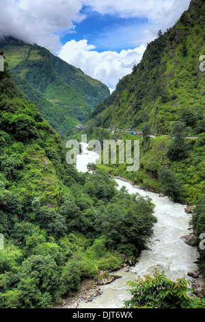 Bhote Kosi (Rongshar Tsangpo) Rivière, montagne cascade, Araniko Highway, Vallée de Katmandou, Népal Banque D'Images