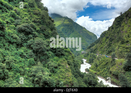 Bhote Kosi (Rongshar Tsangpo) Rivière, montagne cascade, Araniko Highway, Vallée de Katmandou, Népal Banque D'Images