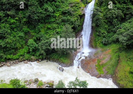 Bhote Kosi (Rongshar Tsangpo) Rivière, montagne cascade, Araniko Highway, Vallée de Katmandou, Népal Banque D'Images