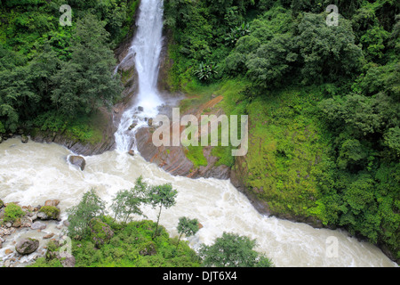 Bhote Kosi (Rongshar Tsangpo) Rivière, montagne cascade, Araniko Highway, Vallée de Katmandou, Népal Banque D'Images