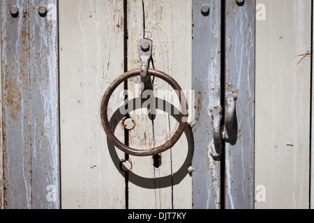 Bouton de porte ancienne décorative sur la poignée de porte en bois Banque D'Images