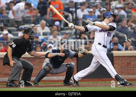 Ike Davis Joueur Mets (# 29) balançoires, Nouvelle York Yankee Catcher Francisco Cervelli (# 29) derrière la plaque. Les Yankees défait les mets 2-1dans le jeu joué au sein de Citi fied à Flushing, New York. (Crédit Image : © Anthony Gruppuso/ZUMApress.com) Southcreek/mondial Banque D'Images