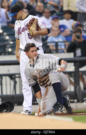 Nouvelle York Yankee Catcher Francisco Cervelli (# 29) en sécurité à la deuxième joueur Mets, David Wright (# 5). Les Yankees défait les mets 2-1dans le jeu joué au sein de Citi fied à Flushing, New York. (Crédit Image : © Anthony Gruppuso/ZUMApress.com) Southcreek/mondial Banque D'Images