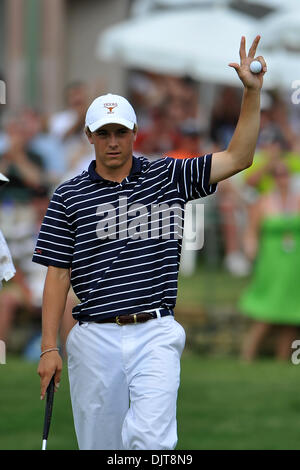 Jordan Spieth salue la foule au 17ème trou pendant le HP Byron Nelson Championship TPC Four Seasons Resort Las Colinas à Irving au Texas (crédit Image : © Patrick Green/ZUMApress.com) Southcreek/mondial Banque D'Images