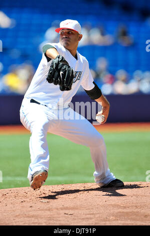 30 mai 2010 - Toronto, Ontario, Canada - 30 mai 2010 : le lanceur partant des Blue Jays de Toronto Ricky Romero (24) est perçue lors du pitching dimanche d'un match de baseball, les Blue Jays de Toronto a défait les Orioles de Baltimore 6-1, au Centre Rogers à Toronto, Ontario. (Crédit Image : © Adrian Gauthier/ZUMApress.com) Southcreek/mondial Banque D'Images