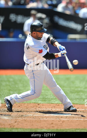 30 mai 2010 - Toronto, Ontario, Canada - 30 mai 2010 : Blue Jays de Toronto l'arrêt-court Alex Gonzalez (11) est vu de la prise de contact avec le ballon au cours du dimanche d'un match de baseball, les Blue Jays de Toronto a défait les Orioles de Baltimore 6-1, au Centre Rogers à Toronto, Ontario. (Crédit Image : © Adrian Gauthier/ZUMApress.com) Southcreek/mondial Banque D'Images
