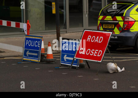 'Incident Police route fermée' signe le détournement du trafic loin de cet incident. Glasgow, Écosse, Royaume-Uni Banque D'Images