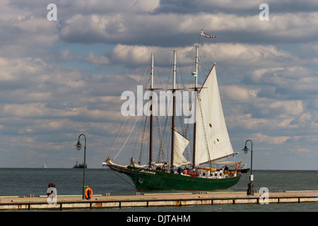 Grande goélette, Alliance, naviguant sur le fleuve York dans le quartier historique de Yorktown dans le parc historique national colonial en Virginie. Banque D'Images