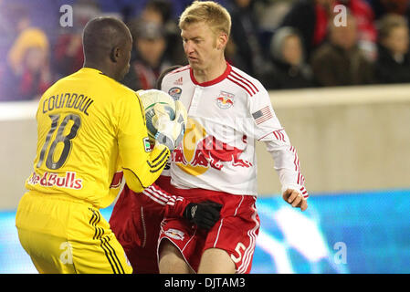 27 mars 2010 : Red Bulls D Tim Ream (# 5) garde Chicago afin GK Bouna Coundoul peut obtenir de la balle à la 18. Les Red Bulls de Chicago Fire a battu 1-0 dans le jeu qui a eu lieu au Red Bull Arena, Harrison, NEW JERSEY (crédit Image : © Anthony Gruppuso/ZUMApress.com) Southcreek/mondial Banque D'Images