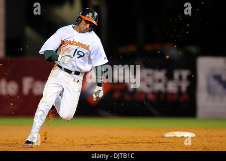 Miami Hurricanes 2e but Frankie Ratcliff séries 2e base sur le chemin d'une triple. Le 15ème classé Miami Hurricanes défait Wake Forest Demon diacres 7-4 à Alex Rodriguez Park à Coral Gables, en Floride. (Crédit Image : © Ron Hurst/ZUMApress.com) Southcreek/mondial Banque D'Images