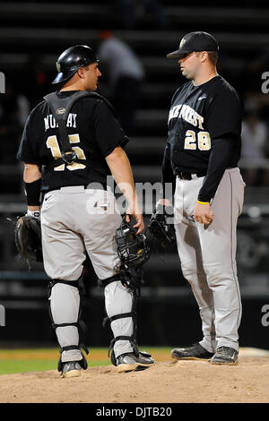 Wake Forest Demon diacres catcher Mike Murray confère avec nouveau lanceur Zach blanc. Le 15ème classé Miami Hurricanes défait Wake Forest Demon diacres 7-4 à Alex Rodriguez Park à Coral Gables, en Floride. (Crédit Image : © Ron Hurst/ZUMApress.com) Southcreek/mondial Banque D'Images