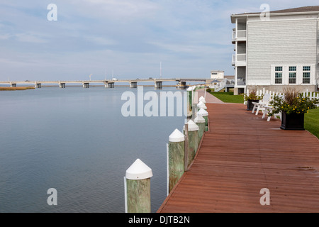 Chinoteague Causeway et hébergement et stations de vacances sur l'île de Chincoteague en Virginie. Banque D'Images