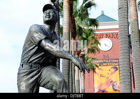 San Francisco, CA : Willie Mays statue accueille l'entrée des fans AT&T Park à San Francisco. Les Braves a gagné le match 7-2. (Crédit Image : © Charles Herskowitz/ZUMApress.com) Southcreek/mondial Banque D'Images