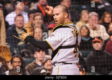 San Francisco, CA : Pittsburgh Pirates catcher Ryan Doumit (41) d'essayer d'attraper une fausse balle. Les Pirates a gagné le match 6-5. (Crédit Image : © Charles Herskowitz/ZUMApress.com) Southcreek/mondial Banque D'Images