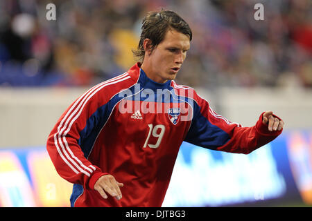 17 avril 2010 : FC Dallas Defender Zach Loyd (# 19) dans le réchauffage. Arborant Les Red Bulls a battu FC Dallas 2-1 lors du match qui a eu lieu au Red Bull Arena, Harrison, NEW JERSEY (crédit Image : © Anthony Gruppuso/ZUMApress.com) Southcreek/mondial Banque D'Images