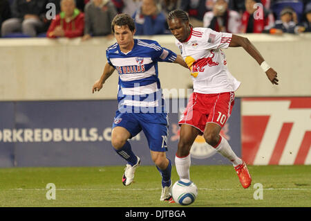 17 avril 2010 : Red Bulls F Macoumba Kandji (# 10) garde FC Dallas Defender Zach Loyd (# 19) au large de la balle. Les Red Bulls a battu FC Dallas 2-1 lors du match qui a eu lieu au Red Bull Arena, Harrison, NEW JERSEY (crédit Image : © Anthony Gruppuso/ZUMApress.com) Southcreek/mondial Banque D'Images