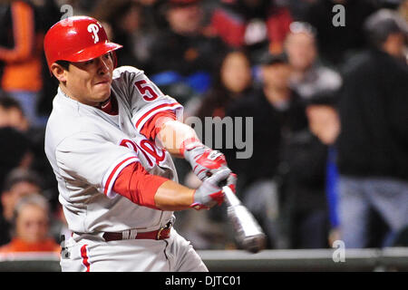 San Francisco, CA : Philadelphia Phillies catcher Carlos Ruiz (51) frappe la balle. Les Géants a gagné le match 6-2. (Crédit Image : © Charles Herskowitz/ZUMApress.com) Southcreek/mondial Banque D'Images