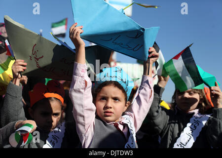 Gaza, Territoires Palestiniens, . 30Th Nov, 2013. Les enfants palestiniens soulèvent le bateau de pêche a fait ''de papier au cours d'une manifestation à l'intérieur du port de Gaza, pour permettre aux pêcheurs de poissons dans la mer, à une profondeur de 6 kilomètres, à Gaza, le 30 novembre 2013. Israël souligne l'emprise sur les pêcheurs palestiniens en mer.Photo : Majdi Fathi/NurPhoto Crédit : Majdi Fathi/NurPhoto ZUMAPRESS.com/Alamy/Live News Banque D'Images