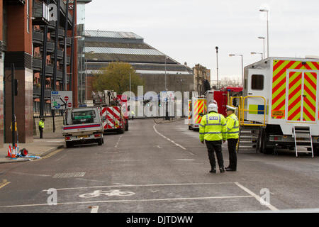 Glasgow, Ecosse, Royaume-Uni. 30Th Nov 2013. Hélicoptère de police s'enfonce dans le Clutha Vaults pub où 120 personnes ont été l'écoute d'un groupe. Paul Stewart/Alamy News Banque D'Images