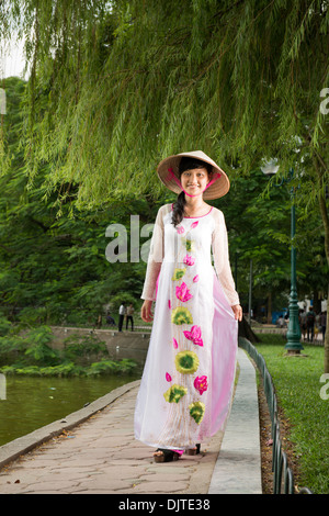 Traditioanl Vietnam Ao Dai en tissu modèle, Nueet,20, Hanoi, Vietnam Banque D'Images