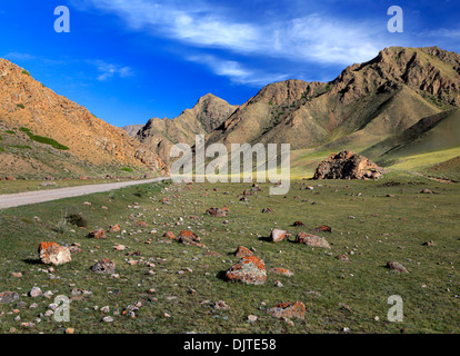 Route vers le lac Kol chanson, l'oblast de Naryn, Kirghizistan Banque D'Images